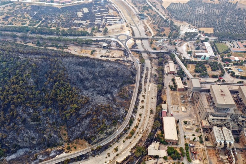Incendie qui a atteint le bord d'une centrale électrique dans la province de Mugla, dans le sud-ouest de la Turquie