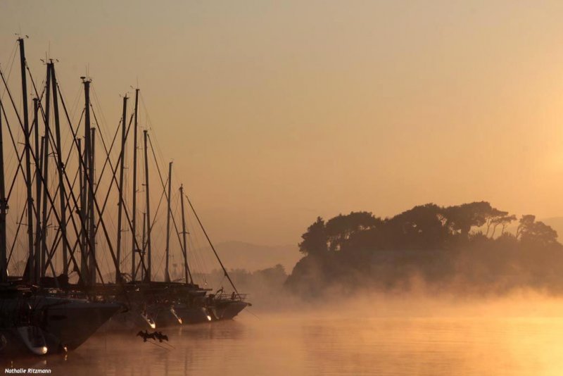 Lever de soleil dans le port d'İskele/Urla