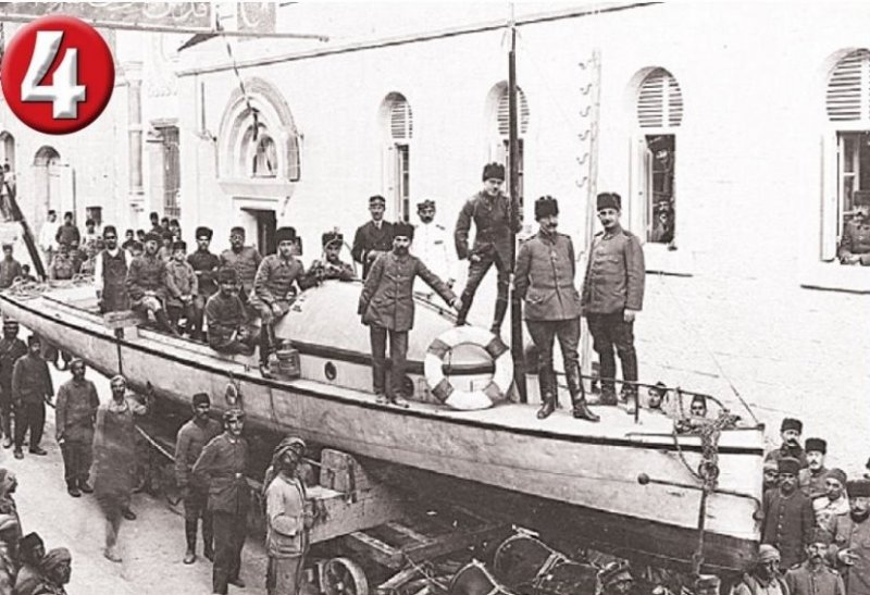 Passage de bateaux à moteur dans les rues de Jérusalem en 1915