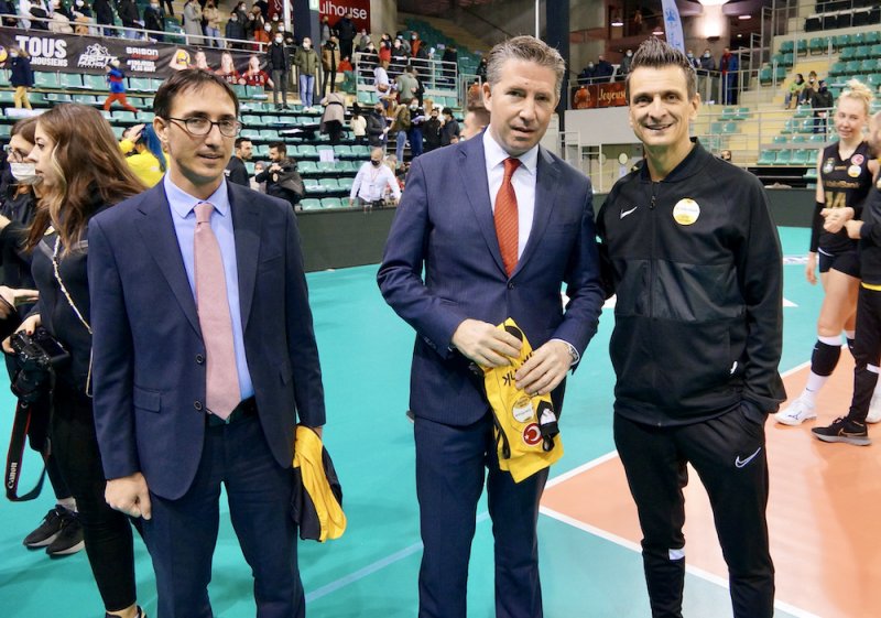 Le consult et l'Ambassadeur de Turquie de France avec l'entraineur VakifBank