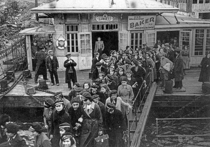 Étudiants à la jetée du ferry de Kandilli, 1930