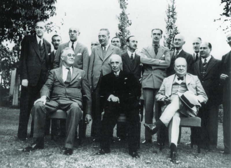 Inönü (au centre) a rejoint Churchill et le président Franklin D. Roosevelt lors de la deuxième conférence du Caire en décembre 1943.
