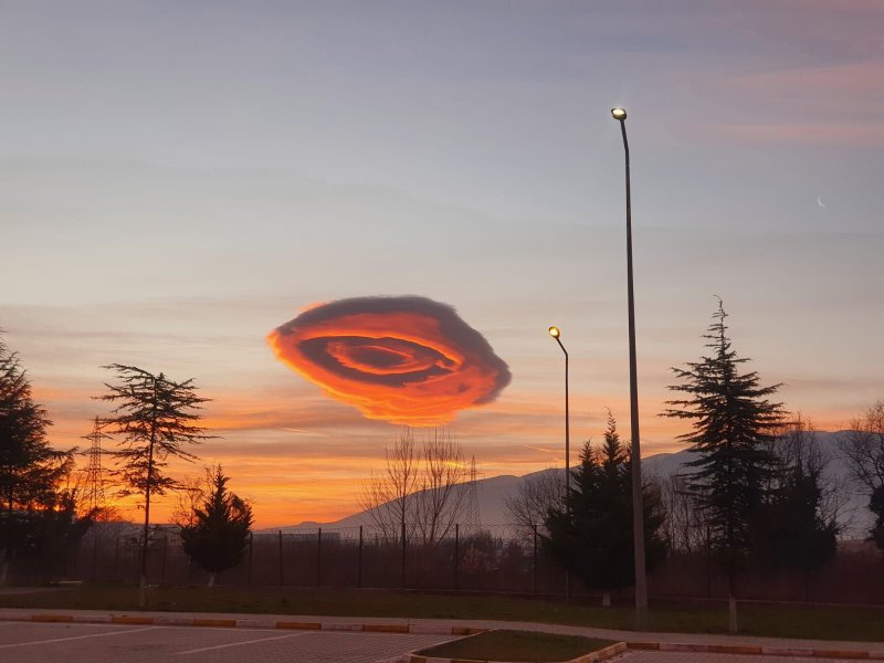 Un nuage orange foncé en forme d'OVNI à Bursa en Turquie