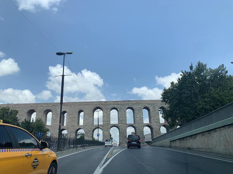 L'Aqueduc de Valens est un aqueduc romain qui a constitué le principal système d'eau fournissant de l'Est de la capitale romaine de Constantinople (Istanbul, Turquie moderne).