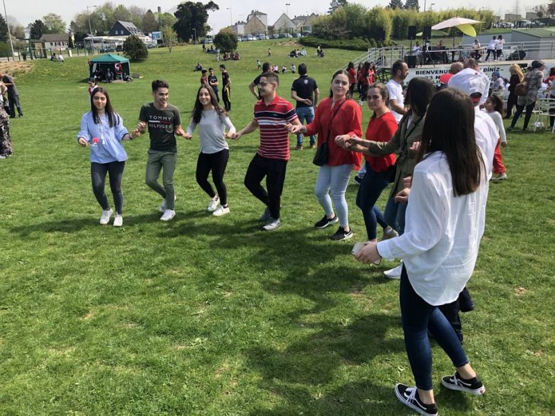 les enfants de l'Amicale franco-turque de Flers danse