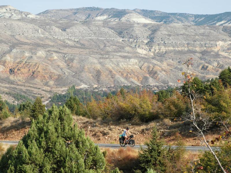 Les montagnes de la Turquie. Deux français partie pour un tour du monde à vélo