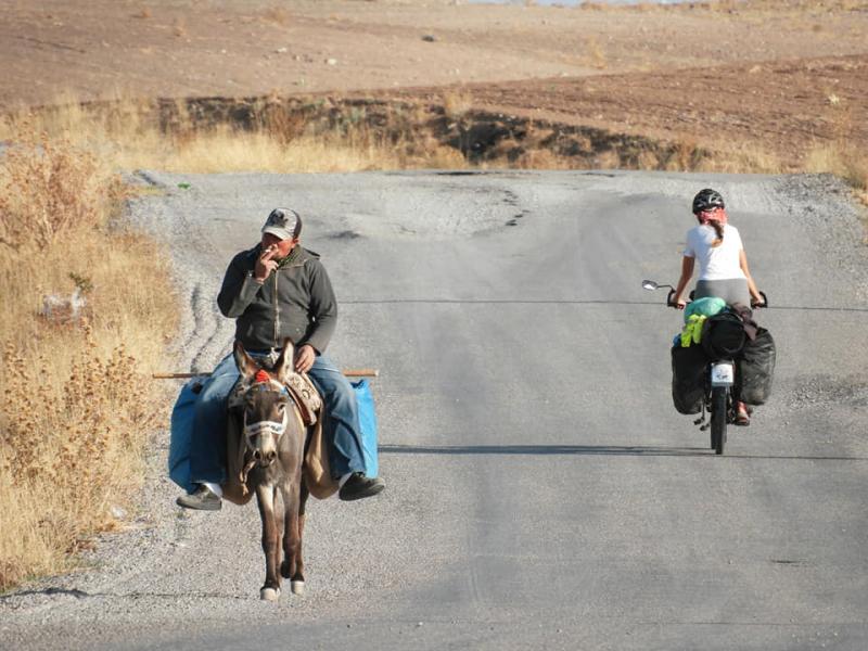 Une route en Turquie sur le long voyage de deux français pour un tour du monde