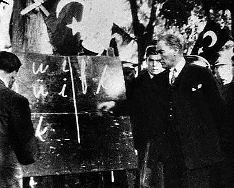 Mustafa Kemal apprend aux Turcs le nouvel alphabet latin.