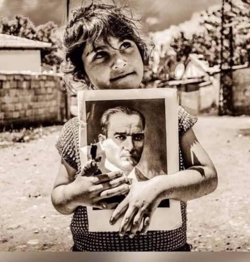 Un enfant tenant le portrait d'Atatürk